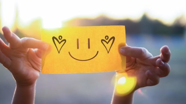 Webbeitrag Apolife positive Stimmung Gelber Zettel mit Smiley-Face