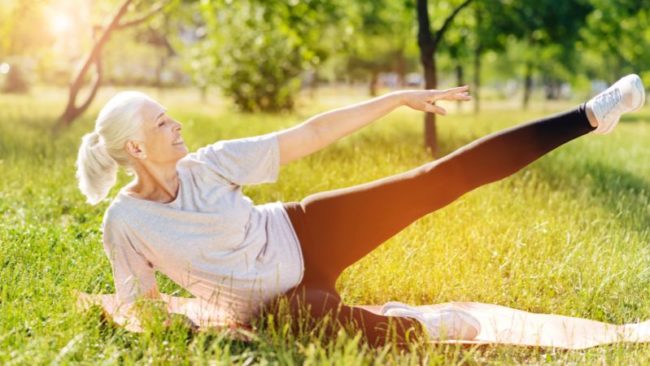 Sport im Alter Webcover Ältere Person beim Yoga im Freien