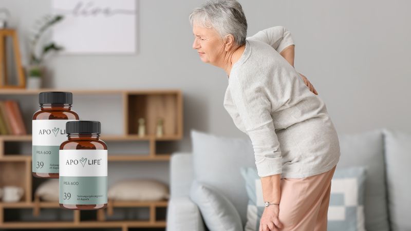 Ältere Frau mit Rückenschmerzen und PEA 600 Kapseln von ApoLife