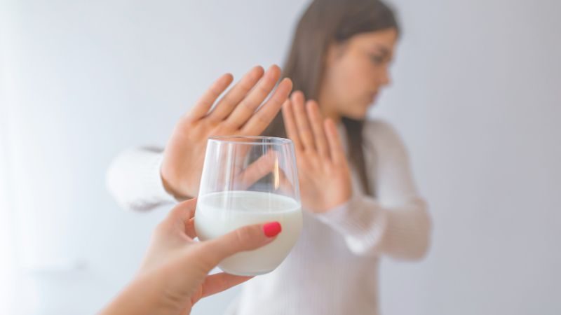 Laktose Aktion Webcover Person, die Milch verweigert