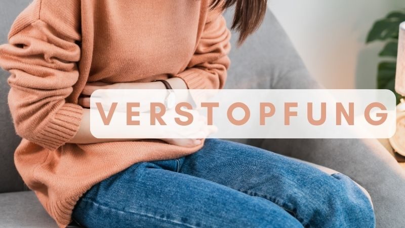 Verstopfung Blogcover Person, die sich vor Schmerzen an den Bauch greift