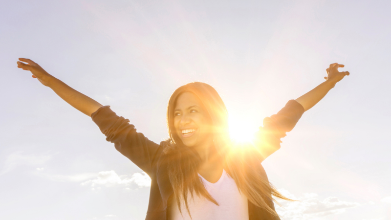 Vitamin D Blogcover(2) Person, die in der Sonne steht und lacht